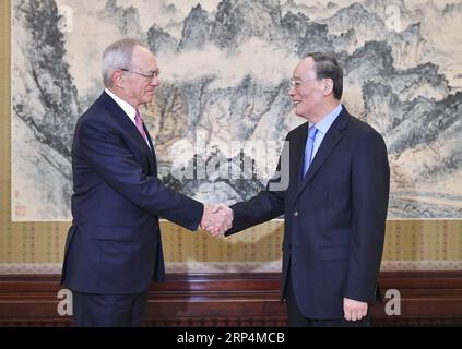 (181112) -- PEKING, 12. November 2018 -- der chinesische Vizepräsident Wang Qishan (R) trifft sich mit dem Präsidenten des Massachusetts Institute of Technology (mit) L. Rafael reif in Peking, der Hauptstadt Chinas, am 12. November 2018. ) (Gxn) CHINA-BEIJING-WANG QISHAN-mit PRESIDENT-MEETING (CN) YinxBogu PUBLICATIONxNOTxINxCHN Stockfoto