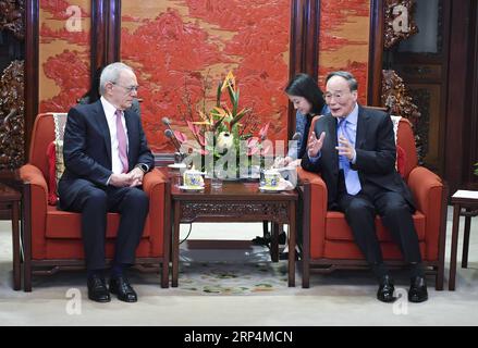 (181112) -- PEKING, 12. November 2018 -- der chinesische Vizepräsident Wang Qishan (R) trifft sich mit dem Präsidenten des Massachusetts Institute of Technology (mit) L. Rafael reif in Peking, der Hauptstadt Chinas, am 12. November 2018. ) (Gxn) CHINA-BEIJING-WANG QISHAN-mit PRESIDENT-MEETING (CN) YinxBogu PUBLICATIONxNOTxINxCHN Stockfoto