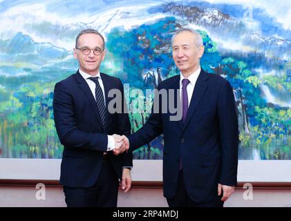 (181112) -- PEKING, 12. November 2018 -- der chinesische Vize-Ministerpräsident Liu He (R) trifft sich mit dem deutschen Außenminister Heiko Maas in Peking, der Hauptstadt Chinas, am 12. November 2018. ) (Gxn) CHINA-BEIJING-LIU HE-GERMAN FM-MEETING (CN) LiuxBin PUBLICATIONxNOTxINxCHN Stockfoto