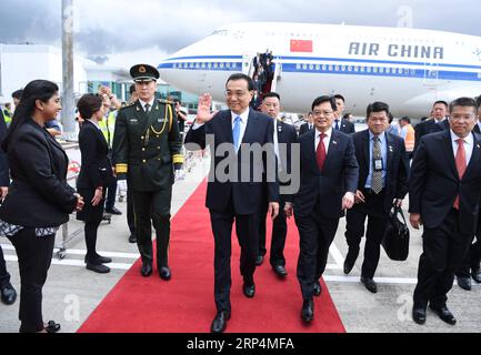 (181112) -- SINGAPUR, 12. November 2018 -- der chinesische Premier Li Keqiang kommt am 12. November 2018 in Singapur an. Li kam am Montag hierher, um seinen ersten offiziellen Besuch in Singapur zu beginnen. Während des Besuchs wird Li auch am 21. Treffen der Staats- und Regierungschefs Chinas-ASEAN (Verband Südostasiatischer Nationen) (10+1), am 21. Treffen der Staats- und Regierungschefs ASEAN-China, Japan und Südkorea (10+3) und am 13. Ostasiengipfel teilnehmen. ) (Gxn) SINGAPUR-CHINA-LI KEQIANG-ARRIVAL ZhangxLing PUBLICATIONxNOTxINxCHN Stockfoto