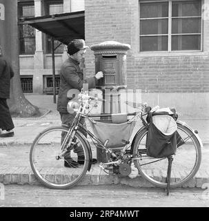 (181113) -- PEKING, 13. Nov. 2018 (Xinhua) -- Aktenfoto vom 19. Februar 1959 zeigt einen Postboten, der Mails aus einer Mailbox in Peking, der Hauptstadt Chinas, sammelt. Der Postbote benutzte ein modifiziertes Fahrrad, das mit einem Motor ausgestattet war, um schneller zu fahren, was von den örtlichen Behörden unternommen wurde, um die Zustellung von Briefen zu beschleunigen. Mehr als vier Jahrzehnte solides Wirtschaftswachstums seit 1978, dem ersten Jahr der Reform- und Öffnungspolitik, haben die Lebensqualität von 1,3 Milliarden Chinesen grundlegend verbessert, die dank der fortschrittlichen Telekommunikationsinfrastruktur nun in der Lage sind, das globale Dorf zu genießen. Aber auch die Chinesen sind es Stockfoto