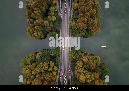 (181113) -- HANGZHOU, 13. November 2018 -- Luftaufnahme vom 13. November 2018 zeigt die frühe Winterlandschaft des Westsees in Hangzhou, der Hauptstadt der ostchinesischen Provinz Zhejiang. ) (Sxk) CHINA-ZHEJIANG-HANGZHOU-WEST SEE-WINTER LANDSCHAFT (CN) HuangxZongzhi PUBLICATIONxNOTxINxCHN Stockfoto