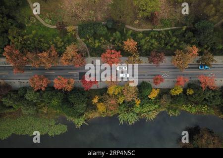 (181113) -- HANGZHOU, 13. November 2018 -- Luftaufnahme vom 13. November 2018 zeigt die frühe Winterlandschaft des Westsees in Hangzhou, der Hauptstadt der ostchinesischen Provinz Zhejiang. ) (Sxk) CHINA-ZHEJIANG-HANGZHOU-WEST SEE-WINTER LANDSCHAFT (CN) HuangxZongzhi PUBLICATIONxNOTxINxCHN Stockfoto