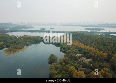 (181113) -- HANGZHOU, 13. November 2018 -- Luftaufnahme vom 13. November 2018 zeigt die frühe Winterlandschaft des Westsees in Hangzhou, der Hauptstadt der ostchinesischen Provinz Zhejiang. ) (Sxk) CHINA-ZHEJIANG-HANGZHOU-WEST SEE-WINTER LANDSCHAFT (CN) HuangxZongzhi PUBLICATIONxNOTxINxCHN Stockfoto