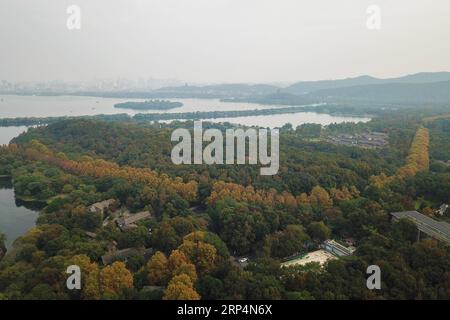 (181113) -- HANGZHOU, 13. November 2018 -- Luftaufnahme vom 13. November 2018 zeigt die frühe Winterlandschaft des Westsees in Hangzhou, der Hauptstadt der ostchinesischen Provinz Zhejiang. ) (Sxk) CHINA-ZHEJIANG-HANGZHOU-WEST SEE-WINTER LANDSCHAFT (CN) HuangxZongzhi PUBLICATIONxNOTxINxCHN Stockfoto