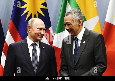 (181114) -- SINGAPUR, 14. November 2018 -- Singapurs Premierminister Lee Hsien Loong (R) und der russische Präsident Wladimir Putin nehmen am 3. ASEAN-Russland-Gipfel am 14. November 2018 in Singapur Teil. ) (hy) SINGAPUR-ASEAN-RUSSLAND-GIPFELTREFFEN ThenxChihxWey PUBLICATIONxNOTxINxCHN Stockfoto