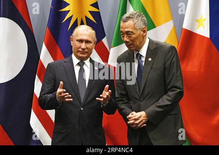 (181114) -- SINGAPUR, 14. November 2018 -- Singapurs Premierminister Lee Hsien Loong (R) und der russische Präsident Wladimir Putin nehmen am 3. ASEAN-Russland-Gipfel am 14. November 2018 in Singapur Teil. ) (hy) SINGAPUR-ASEAN-RUSSLAND-GIPFELTREFFEN ThenxChihxWey PUBLICATIONxNOTxINxCHN Stockfoto