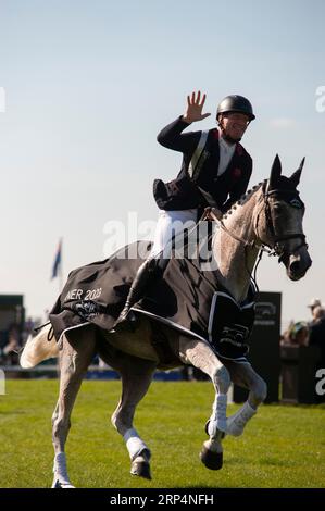 Stamford, Großbritannien. September 2023. Oliver Townend Riding Ballaghmor Class, nachdem er 2023 die Defender Burghley Horse Trials gewonnen hatte, die auf dem Gelände von Burghley House in Stamford, Lincolnshire, England, stattfanden. Quelle: Jonathan Clarke/Alamy Live News Stockfoto