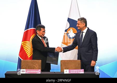 (181114) -- SINGAPUR, 14. November 2018 -- Generalsekretär der ASEAN Lim Jock Hoi (L) und Vorsitzender des Verwaltungsrats der Eurasischen Wirtschaftskommission (EWG) Tigran Sargsyan nehmen an der Unterzeichnungszeremonie einer Vereinbarung über die wirtschaftliche Zusammenarbeit zwischen der ASEAN und der EWG Teil -- während des 33. ASEAN-Gipfels und der damit zusammenhängenden Treffen im Suntec International Convention and Exhibition Centre in Singapur am 14. November 2018. ) (hy) SINGAPUR-ASEAN-EWG-MOU-SIGNING ThenxChihxWey PUBLICATIONxNOTxINxCHN Stockfoto