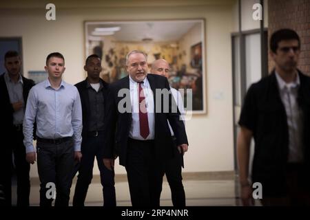 (181114) -- JERUSALEM, 14. November 2018 -- der israelische Verteidigungsminister Avigdor Lieberman (C) nimmt am 14. November 2018 an einer Pressekonferenz in Jerusalem Teil. Avigdor Lieberman trat am Mittwoch aus der Regierung zurück und bekräftigte, dass der Regierung die harte Hand gegen die Hamas im Gazastreifen fehlt. ) MIDEAST-JERUSALEM-ISRAEL-VERTEIDIGUNGSMINISTER-RÜCKTRITT JINI PUBLICATIONXNOTXINXCHN Stockfoto