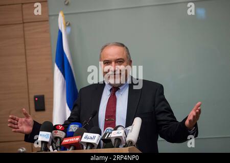 News Bilder des Tages (181114) -- JERUSALEM, 14. November 2018 -- der israelische Verteidigungsminister Avigdor Lieberman spricht während einer Pressekonferenz in Jerusalem am 14. November 2018. Avigdor Lieberman trat am Mittwoch aus der Regierung zurück und bekräftigte, dass der Regierung die harte Hand gegen die Hamas im Gazastreifen fehlt. ) MIDEAST-JERUSALEM-ISRAEL-VERTEIDIGUNGSMINISTER-RÜCKTRITT JINI PUBLICATIONXNOTXINXCHN Stockfoto