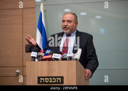 (181114) -- JERUSALEM, 14. November 2018 -- der israelische Verteidigungsminister Avigdor Lieberman spricht während einer Pressekonferenz in Jerusalem am 14. November 2018. Avigdor Lieberman trat am Mittwoch aus der Regierung zurück und bekräftigte, dass der Regierung die harte Hand gegen die Hamas im Gazastreifen fehlt. ) MIDEAST-JERUSALEM-ISRAEL-VERTEIDIGUNGSMINISTER-RÜCKTRITT JINI PUBLICATIONXNOTXINXCHN Stockfoto