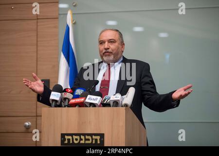 (181114) -- JERUSALEM, 14. November 2018 -- der israelische Verteidigungsminister Avigdor Lieberman spricht während einer Pressekonferenz in Jerusalem am 14. November 2018. Avigdor Lieberman trat am Mittwoch aus der Regierung zurück und bekräftigte, dass der Regierung die harte Hand gegen die Hamas im Gazastreifen fehlt. ) MIDEAST-JERUSALEM-ISRAEL-VERTEIDIGUNGSMINISTER-RÜCKTRITT JINI PUBLICATIONXNOTXINXCHN Stockfoto