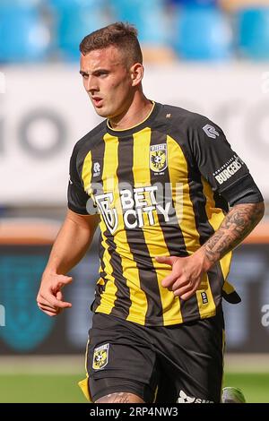 Arnhem, Niederlande. September 2023. ARNHEM, NIEDERLANDE - 3. SEPTEMBER: Kacper Kozlowski von Vitesse während des niederländischen Eredivisie-Spiels zwischen Vitesse und AZ Alkmaar im Stadion Gelredome am 3. September 2023 in Arnhem, Niederlande. (Foto von Ben Gal/Orange Pictures) Credit: Orange Pics BV/Alamy Live News Stockfoto