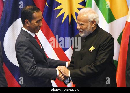 (181114) -- SINGAPUR, 14. November 2018 -- der indische Premierminister Narendra Modi (R) und der indonesische Präsident Joko Widodo nehmen am 14. November 2018 am 2. Gipfel der Regional Comprehensive Economic Partnership (RCEP) in Singapur Teil. ) (nxl) SINGAPUR-RCEP-GIPFEL ThenxChihxWey PUBLICATIONxNOTxINxCHN Stockfoto