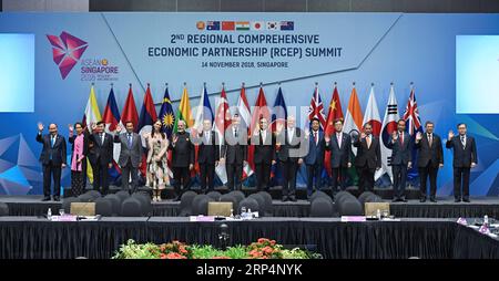 (181114) -- SINGAPUR, 14. November 2018 -- der chinesische Premier Li Keqiang (7. L) posiert für ein Gruppenfoto auf dem 2. Treffen der Staats- und Regierungschefs zur Regional Comprehensive Economic Partnership (RCEP) in Singapur am 14. November 2018. ) (Sxk) SINGAPUR-LI KEQIANG-RCEP ZhangxLing PUBLICATIONxNOTxINxCHN Stockfoto