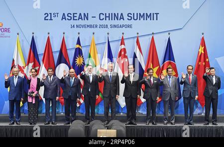 (181114) -- SINGAPUR, 14. November 2018 -- der chinesische Premier Li Keqiang (5. L) posiert für ein Gruppenfoto mit anderen Führern auf dem 21. China-ASEAN-Gipfel (10+1), der auch zum Gedenken an den 15. Jahrestag der Gründung der strategischen Partnerschaft China-ASEAN in Singapur am 14. November 2018 stattfindet. ) (Gxn) SINGAPUR-LI KEQIANG-21ST CHINA-ASEAN GIPFEL ZhangxLing PUBLICATIONxNOTxINxCHN Stockfoto