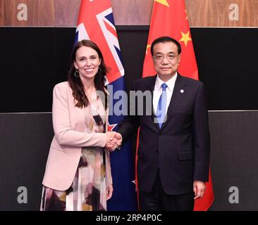 (181114) -- SINGAPUR, 14. November 2018 -- der chinesische Premierminister Li Keqiang (R) trifft sich mit dem neuseeländischen Premierminister Jacinda Ardern in Singapur, 14. November 2018. ) (Gxn) CHINA-LI KEQIANG-JACINDA ARDERN-MEETING (CN) ShenxHong PUBLICATIONxNOTxINxCHN Stockfoto