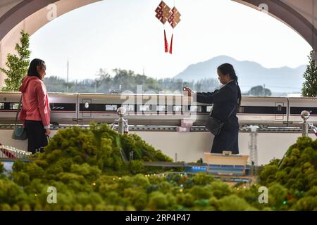 (181115) -- PEKING, 15. November 2018 -- Besucher posieren für Fotos mit einem Modell des chinesischen Hochgeschwindigkeitszuges Fuxing in Pak Chong, Thailand, 21. Dezember 2017. ) (yy) Xinhua Schlagzeilen: China, ASEAN skizzieren Konzept für eine vertiefte strategische Partnerschaft, umfassendere pragmatische Zusammenarbeit LixMangmang PUBLICATIONxNOTxINxCHN Stockfoto