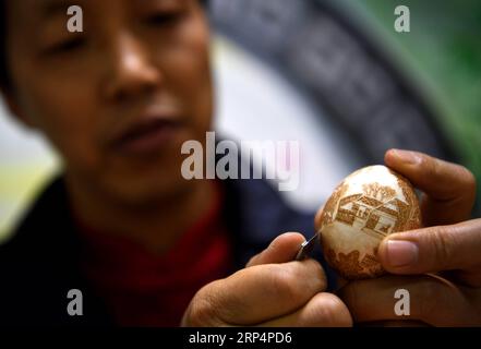 (181115) -- HEFEI, 15. November 2018 -- Wang Jian, ein Zugführer und repräsentativer Erbe des provinziellen immateriellen kulturellen Erbes Luzhou EIERSCHNITZEREI, arbeitet in seinem Atelier in Hefei, ostchinesische Provinz Anhui, 14. November 2018. Wang praktiziert seit 24 Jahren Eierschnitzerei. Zusätzlich zu den Werken, die die traditionelle chinesische Kultur widerspiegeln, schuf er über 30 Werke der Eierschnitzerei nach Lokomotivmuster, um die Veränderungen der Züge in China im Laufe der Jahre zu zeigen. ) (Gxn) CHINA-ANHUI-HEFEI-EI-CARVING (CN) ZhangxDuan PUBLICATIONxNOTxINxCHN Stockfoto