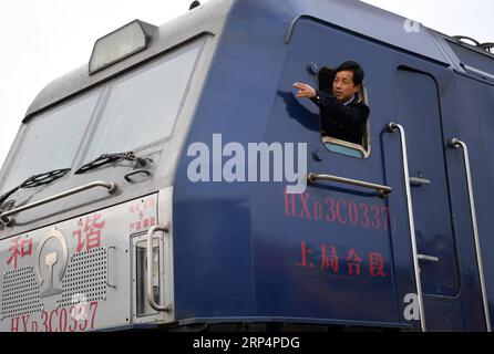 (181115) -- HEFEI, 15. November 2018 -- Wang Jian, ein Zugführer und repräsentativer Erbe des immateriellen kulturellen Erbes der Provinz Luzhou Ei Carving , Signals before driving a train in Hefei, East China s Anhui Province, 14. November 2018. Wang praktiziert seit 24 Jahren Eierschnitzerei. Zusätzlich zu den Werken, die die traditionelle chinesische Kultur widerspiegeln, schuf er über 30 Werke der Eierschnitzerei nach Lokomotivmuster, um die Veränderungen der Züge in China im Laufe der Jahre zu zeigen. ) (Gxn) CHINA-ANHUI-HEFEI-EI-CARVING (CN) LiuxJunxi PUBLICATIONxNOTxINxCHN Stockfoto