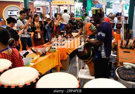 (181115) -- SANYA, 15. November 2018 -- Aussteller aus Ghana geben den Besuchern während der 3. Internationalen Sanya Cultural Industry Fair in Sanya, Provinz Hainan in Südchina, 15. November 2018 Trommelaufführungen. Die Messe eröffnete hier am Donnerstag und zog Aussteller aus über 30 Ländern und Regionen entlang des Gürtels und der Straße an. ) (Gxn) CHINA-HAINAN-SANYA-CULTURAL INDUSTRY FAIR (CN) YangxGuanyu PUBLICATIONxNOTxINxCHN Stockfoto