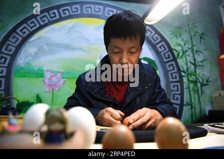 (181115) -- HEFEI, 15. November 2018 -- Wang Jian, ein Zugführer und repräsentativer Erbe des provinziellen immateriellen kulturellen Erbes Luzhou EIERSCHNITZEREI, arbeitet in seinem Atelier in Hefei, ostchinesische Provinz Anhui, 14. November 2018. Wang praktiziert seit 24 Jahren Eierschnitzerei. Zusätzlich zu den Werken, die die traditionelle chinesische Kultur widerspiegeln, schuf er über 30 Werke der Eierschnitzerei nach Lokomotivmuster, um die Veränderungen der Züge in China im Laufe der Jahre zu zeigen. ) (Gxn) CHINA-ANHUI-HEFEI-EI-CARVING (CN) LiuxJunxi PUBLICATIONxNOTxINxCHN Stockfoto