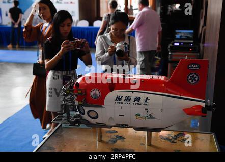 (181115) -- SANYA, 15. November 2018 -- Besucher fotografieren ein Modell-U-Boot während der 3. Internationalen Messe für Kulturindustrie in Sanya, Provinz Hainan in Südchina, 15. November 2018. Die Messe eröffnete hier am Donnerstag und zog Aussteller aus über 30 Ländern und Regionen entlang des Gürtels und der Straße an. ) (Gxn) CHINA-HAINAN-SANYA-CULTURAL INDUSTRY FAIR (CN) YangxGuanyu PUBLICATIONxNOTxINxCHN Stockfoto