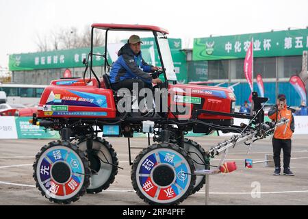 (181115) -- PEKING, 15. November 2018 -- Ein Teilnehmer nimmt am Finale des fünften Meisterwettbewerbs in Peking, Hauptstadt Chinas, am 15. November 2018 Teil. ) (Gxn) CHINA-BEIJING-AGRICULTURAL MACHINERY-CONTEST (CN) JuxHuanzong PUBLICATIONxNOTxINxCHN Stockfoto