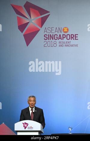 (181115) -- SINGAPUR, 15. November 2018 -- Singapurs Premierminister Lee Hsien Loong spricht während der Abschlusszeremonie des 33. Gipfeltreffens der Vereinigung Südostasiatischer Nationen (ASEAN) und der damit verbundenen Treffen in Singapur am 15. November 2018. Die ASEAN hat hier am Donnerstag ihr 33. Gipfeltreffen mit der Zusage abgeschlossen, im Zuge der wirtschaftlichen Integration zu bleiben. ) SINGAPUR-ASEAN-GIPFEL-ABSCHLUSSZEREMONIE ThenxChihxWey PUBLICATIONxNOTxINxCHN Stockfoto