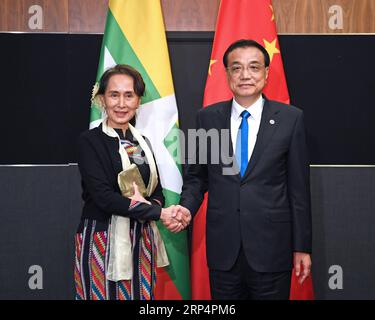 (181115) -- SINGAPUR, 15. November 2018 -- der chinesische Ministerpräsident Li Keqiang trifft sich am 15. November 2018 in Singapur mit Myanmars Staatsrätin Aung San Suu Kyi. ) (Zyd) SINGAPUR-LI KEQIANG-AUNG SAN SUU KYI-MEETING ZhangxLing PUBLICATIONxNOTxINxCHN Stockfoto