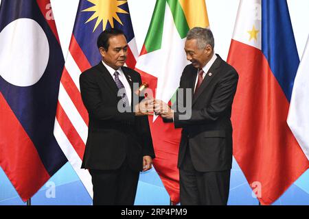 (181115) -- SINGAPUR, 15. November 2018 -- Singapurs Premierminister Lee Hsien Loong (R) und der thailändische Premierminister Prayut Chan-o-cha nehmen an der Abschlusszeremonie des 33. Gipfeltreffens der Vereinigung Südostasiatischer Nationen (ASEAN) und der damit verbundenen Treffen am 15. November 2018 in Singapur Teil. Die ASEAN hat hier am Donnerstag ihr 33. Gipfeltreffen mit der Zusage abgeschlossen, im Zuge der wirtschaftlichen Integration zu bleiben. ) SINGAPUR-ASEAN-GIPFEL-ABSCHLUSSZEREMONIE ThenxChihxWey PUBLICATIONxNOTxINxCHN Stockfoto