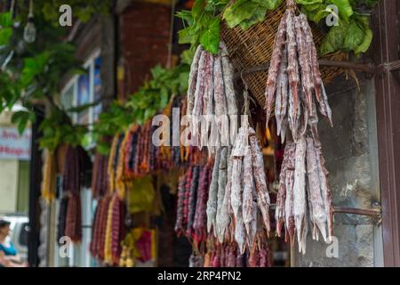 Churchkhela. Traditionelle georgianische Süßigkeiten in Würstchenform mit Traubenmost, Nüssen und Mehl. östliche Süßigkeiten, Street Food. Stockfoto