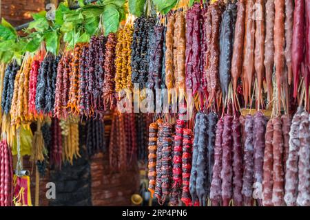 Churchkhela. Traditionelle georgianische Süßigkeiten in Würstchenform mit Traubenmost, Nüssen und Mehl. östliche Süßigkeiten, Street Food. Stockfoto