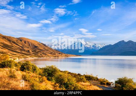 Mount Cook, Neuseelands höchster Berg, und Lake Pukaki. Stockfoto