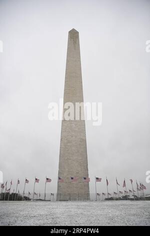 (181115) -- WASHINGTON, 15. November 2018 -- das Washington Monument wird am 15. November 2018 in Washington D.C. in den Vereinigten Staaten im Schnee gesehen. Der erste Schneefall dieser Saison traf die US-Hauptstadt am Donnerstag. ) U.S.-WASHINGTON D.C.-SNOW LiuxJie PUBLICATIONxNOTxINxCHN Stockfoto