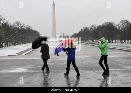 (181115) -- WASHINGTON, 15. November 2018 -- Menschen laufen in Schnee in der Nähe des Lincoln Memorial Reflecting Pool in Washington D.C., USA, am 15. November 2018. Der erste Schneefall dieser Saison traf die US-Hauptstadt am Donnerstag. ) U.S.-WASHINGTON D.C.-SNOW LiuxJie PUBLICATIONxNOTxINxCHN Stockfoto