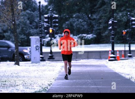 (181115) -- WASHINGTON, 15. November 2018 -- Ein Mann läuft am 15. November 2018 in der National Mall in Washington D.C. in den Vereinigten Staaten im Schnee. Der erste Schneefall dieser Saison traf die US-Hauptstadt am Donnerstag. ) U.S.-WASHINGTON D.C.-SNOW LiuxJie PUBLICATIONxNOTxINxCHN Stockfoto