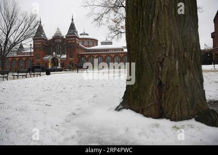 (181115) -- WASHINGTON, 15. November 2018 -- das Arts and Industries Building wird am 15. November 2018 in Washington D.C. in den Vereinigten Staaten im Schnee gesehen. Der erste Schneefall dieser Saison traf die US-Hauptstadt am Donnerstag. ) U.S.-WASHINGTON D.C.-SNOW LiuxJie PUBLICATIONxNOTxINxCHN Stockfoto