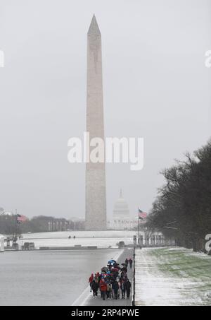 (181115) -- WASHINGTON, 15. November 2018 -- Menschen laufen in Schnee in der Nähe des Lincoln Memorial Reflecting Pool in Washington D.C., USA, am 15. November 2018. Der erste Schneefall dieser Saison traf die US-Hauptstadt am Donnerstag. ) U.S.-WASHINGTON D.C.-SNOW LiuxJie PUBLICATIONxNOTxINxCHN Stockfoto