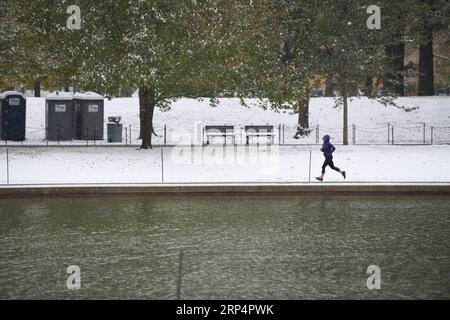 (181115) -- WASHINGTON, 15. November 2018 -- Ein Läufer wird am 15. November 2018 in der Nähe des Lincoln Memorial Reflecting Pool in Washington D.C. in den Vereinigten Staaten gesehen. Der erste Schneefall dieser Saison traf die US-Hauptstadt am Donnerstag. ) U.S.-WASHINGTON D.C.-SNOW LiuxJie PUBLICATIONxNOTxINxCHN Stockfoto