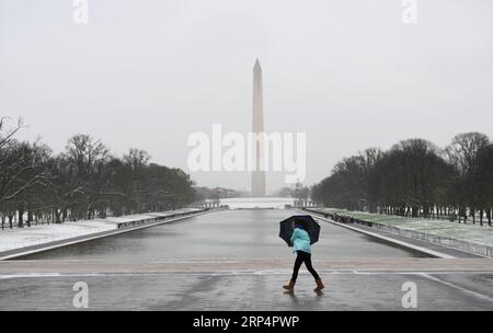 (181115) -- WASHINGTON, 15. November 2018 -- Eine Frau spaziert im Schnee in der Nähe des Lincoln Memorial Reflecting Pool in Washington D.C., USA, am 15. November 2018. Der erste Schneefall dieser Saison traf die US-Hauptstadt am Donnerstag. ) U.S.-WASHINGTON D.C.-SNOW LiuxJie PUBLICATIONxNOTxINxCHN Stockfoto