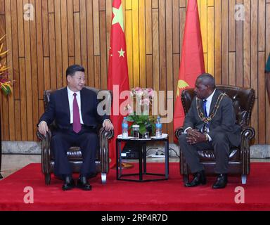 (181116) -- PORT MORESBY, 16. November 2018 -- der chinesische Präsident Xi Jinping (L) trifft am 16. November 2018 in Port Moresby, PNG, mit dem Gouverneur von Papua-Neuguinea (PNG), General Bob Dadae, zusammen. ) (LMM) PAPUA NEW GUINEA-CHINA-XI JINPING-GENERALGOUVERNEUR-TAGUNG JUXPENG PUBLICATIONXNOTXINXCHN Stockfoto