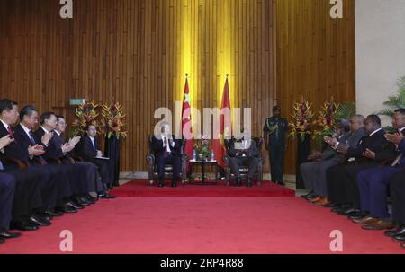 (181116) -- PORT MORESBY, 16. November 2018 -- der chinesische Präsident Xi Jinping (Mitte L) trifft am 16. November 2018 in Port Moresby, PNG, mit dem Gouverneur von Papua-Neuguinea (PNG), General Bob Dadae, zusammen. ) (LMM) PAPUA NEW GUINEA-CHINA-XI JINPING-GENERALGOUVERNEUR-SITZUNG DINGXLIN PUBLICATIONXNOTXINXCHN Stockfoto