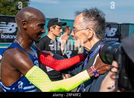 London, Großbritannien. September 2023. Sir Mo Farah unterhielt sich mit dem Athletikfotografen Mark Shearman MBE beim Big Half Marathon, Cut Sark, Greenwich, London UK am Sonntag, den 3. September 2023. Foto: Gary Mitchell/Alamy Live News Stockfoto