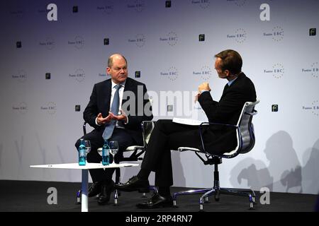 (181116) -- FRANKFURT, 16. November 2018 -- Bundesfinanzminister Olaf Scholz (L) spricht auf dem 28. Europäischen Bankenkongress in Frankfurt am 16. November 2018. ) DEUTSCHLAND-FRANKFURT-EUROPÄISCHER BANKENKONGRESS LuxYang PUBLICATIONxNOTxINxCHN Stockfoto