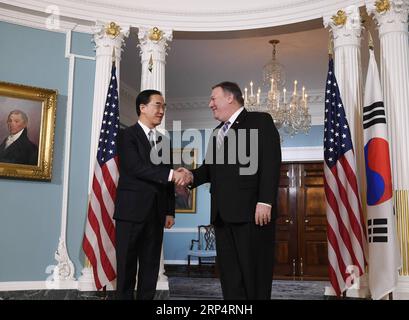 (181116) -- WASHINGTON, 16. November 2018 -- US-Außenminister Mike Pompeo (R) gibt dem südkoreanischen Einheitsminister Cho myoung-gyon während ihres Treffens im US-Außenministerium in Washington D.C., den Vereinigten Staaten, am 16. November 2018 die Hand. ) U.S.-WASHINGTON D.C.-MIKE POMPEO-SÜDKOREA-CHO MYOUNG-GYON-MEETING LIUXJIE PUBLICATIONXNOTXINXCHN Stockfoto