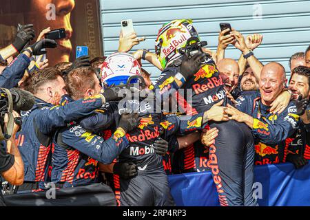 Max Verstappen (NED) Redbull Racing RB19 und Sergio Perez (MEX) Redbull Racing RB19 jubeln nach dem Rennen auf Saturda mit Mechaniken Stockfoto