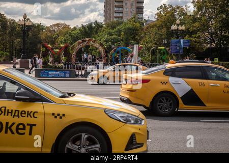 Moskau, Russland. September 2023. Gelbe Taxiwagen fahren entlang der Tverskaya-Straße im Zentrum von Moskau, Russland Stockfoto