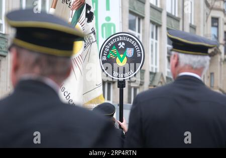 Aue Bad Schlema, Deutschland. September 2023. Vertreter des traditionsreichen Wismut Clubs spazieren während der Sächsischen Tagesparade durch die Innenstadt. Das größte Volksfest Sachsens findet traditionell am ersten Septemberwochenende statt. Quelle: Sebastian Willnow/dpa/Alamy Live News Stockfoto